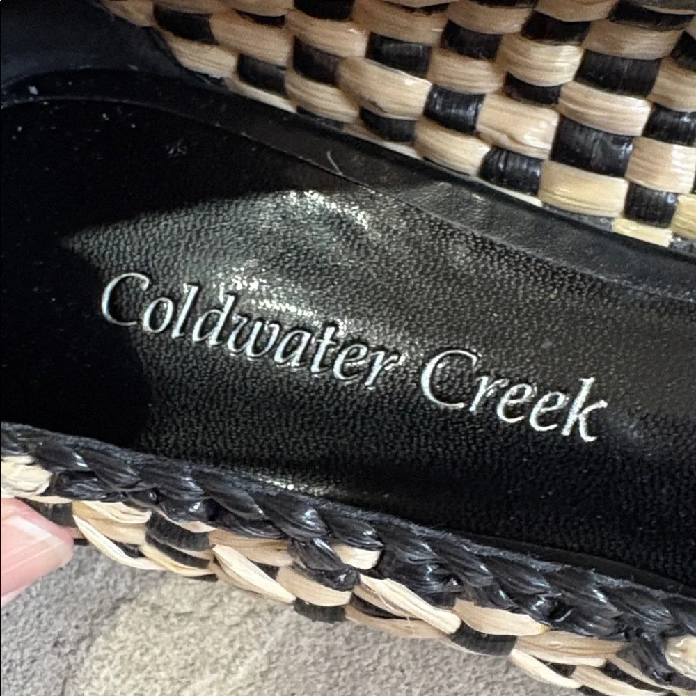 Coldwater Creek sz 9 black and cream rattan woven flats